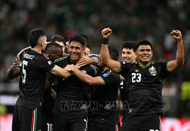 Các cầu thủ Mexico ăn mừng bàn thắng ấn định tỉ số 1-0 của Luis Romo (số 7). Ảnh: THX/TTXVN