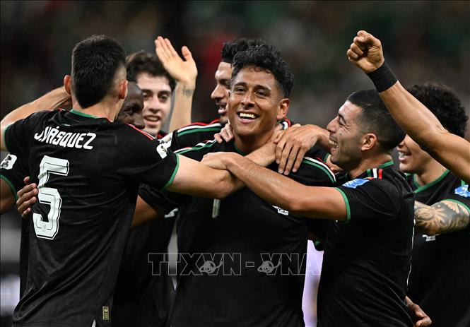 Các cầu thủ Mexico ăn mừng bàn thắng ấn định tỉ số 1-0 của Luis Romo (số 7). Ảnh: THX/TTXVN