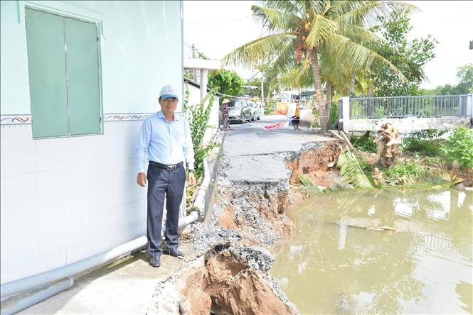 Lãnh đạo Sở Nông nghiệp và Môi trường tỉnh Đồng Tháp khảo sát hiện trường vụ sạt lở. Ảnh: Công Trí - TTXVN 