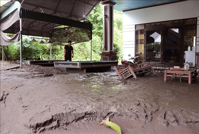 Lớp bùn đất dày khoảng 0,5m phủ kín nền nhà của một hộ dân sau mưa lớn. Ảnh: Đức Thọ - TTXVN