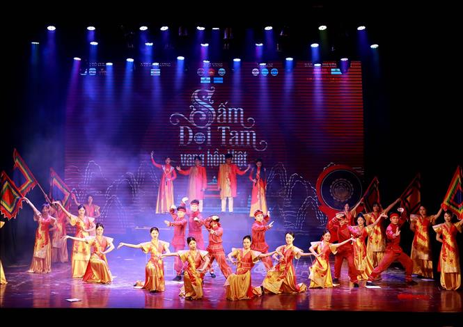 Chương trình nghệ thuật “Sấm Đọi Tam – Vang hồn Việt”, do nhóm sinh viên Trường Đại học Văn hóa Hà Nội tổ chức ngày 1/6/2026, tại Hà Nội tái hiện hành trình của tiếng trống Đọi Tam qua dòng chảy lịch sử dân tộc. Chương trình không chỉ tôn vinh nghề làm trống truyền thống hơn 1000 năm tuổi mà còn góp phần lan tỏa giá trị di sản đến gần hơn với thế hệ trẻ. Ảnh: Khánh Hoà - TTXVN