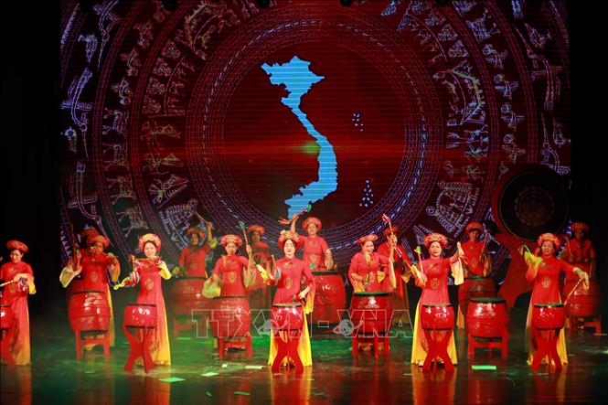 Chương trình nghệ thuật “Sấm Đọi Tam – Vang hồn Việt”, do nhóm sinh viên Trường Đại học Văn hóa Hà Nội tổ chức ngày 1/6/2026, tại Hà Nội tái hiện hành trình của tiếng trống Đọi Tam qua dòng chảy lịch sử dân tộc. Chương trình không chỉ tôn vinh nghề làm trống truyền thống hơn 1000 năm tuổi mà còn góp phần lan tỏa giá trị di sản đến gần hơn với thế hệ trẻ. Ảnh: Khánh Hoà - TTXVN