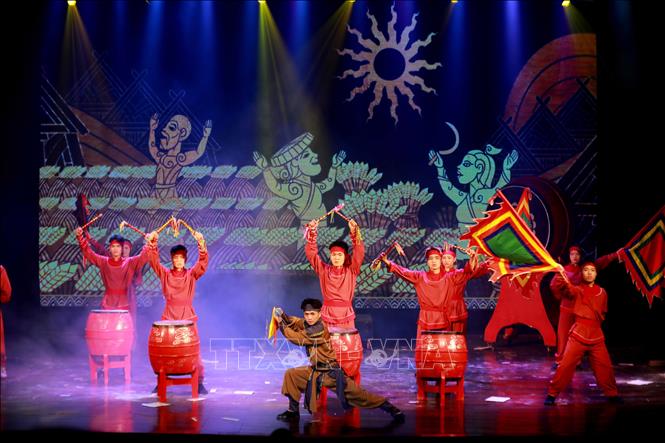 Chương trình nghệ thuật “Sấm Đọi Tam – Vang hồn Việt”, do nhóm sinh viên Trường Đại học Văn hóa Hà Nội tổ chức ngày 1/6/2026, tại Hà Nội tái hiện hành trình của tiếng trống Đọi Tam qua dòng chảy lịch sử dân tộc. Chương trình không chỉ tôn vinh nghề làm trống truyền thống hơn 1000 năm tuổi mà còn góp phần lan tỏa giá trị di sản đến gần hơn với thế hệ trẻ. Ảnh: Khánh Hoà - TTXVN