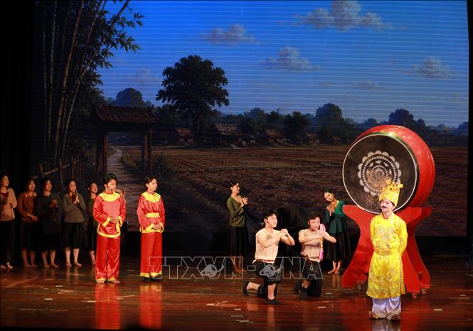 Chương trình nghệ thuật “Sấm Đọi Tam – Vang hồn Việt”, do nhóm sinh viên Trường Đại học Văn hóa Hà Nội tổ chức ngày 1/6/2026, tại Hà Nội tái hiện hành trình của tiếng trống Đọi Tam qua dòng chảy lịch sử dân tộc. Chương trình không chỉ tôn vinh nghề làm trống truyền thống hơn 1000 năm tuổi mà còn góp phần lan tỏa giá trị di sản đến gần hơn với thế hệ trẻ. Ảnh: Khánh Hoà - TTXVN
