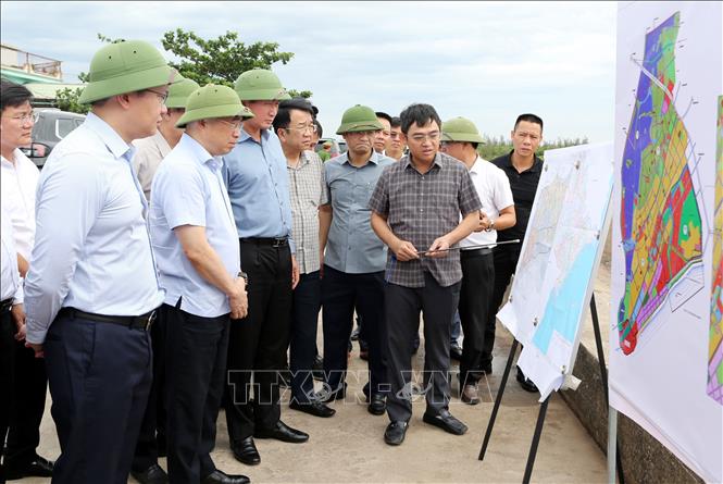Lãnh đạo tỉnh Ninh Bình nghe báo cáo của Sở Xây dựng về hiện trạng, định hướng quy hoạch đô thị ven biển phía Đông tỉnh. Ảnh: Nguyễn Lành - TTXVN 