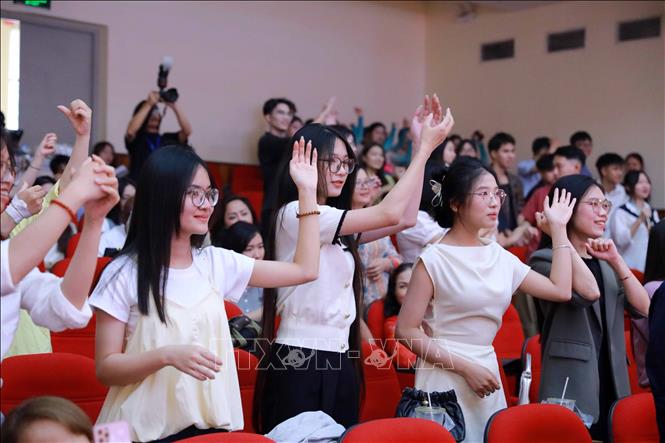 Chương trình nghệ thuật và thực hành hát Dân ca Ví, Giặm “Mạch Lam Giang 2026” diễn ra ngày 10/5/2026, tại Hà Nội do nhóm sinh viên ngành Báo chí, Trường Đại học Văn hoá Hà Nội tổ chức, mang đến không gian nghệ thuật nơi các làn điệu dân ca được dàn dựng công phu, kết hợp hài hòa giữa truyền thống và hơi thở đương đại. Ảnh: Khánh Hoà - TTXVN