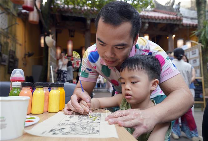 Người dân trải nghiệm Triển lãm và Workshop 