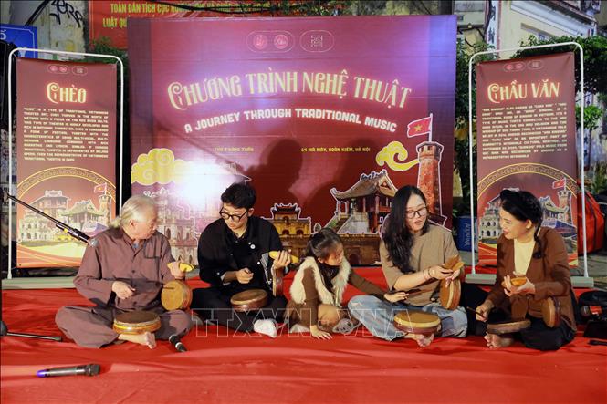 “Hành trình Âm nhạc Truyền thống” diễn ra ngày 25/10/2025 tại Hà Nội là một sự kiện nổi bật trong khuôn khổ dự án “Say Xẩm” do nhóm sinh viên ngành Truyền thông Đa phương tiện thuộc Trường Đại học FPT Hà Nội thực hiện nhằm mang xẩm đến gần hơn, gieo mầm tình yêu di sản văn hóa dân tộc đến thế hệ trẻ. Ảnh: Khánh Hoà - TTXVN