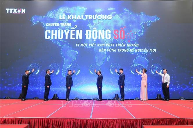 Các đại biểu thực hiện Nghi thức khai trương chuyên trang thông tin 