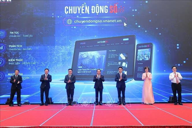 Các đại biểu thực hiện Nghi thức khai trương chuyên trang thông tin 