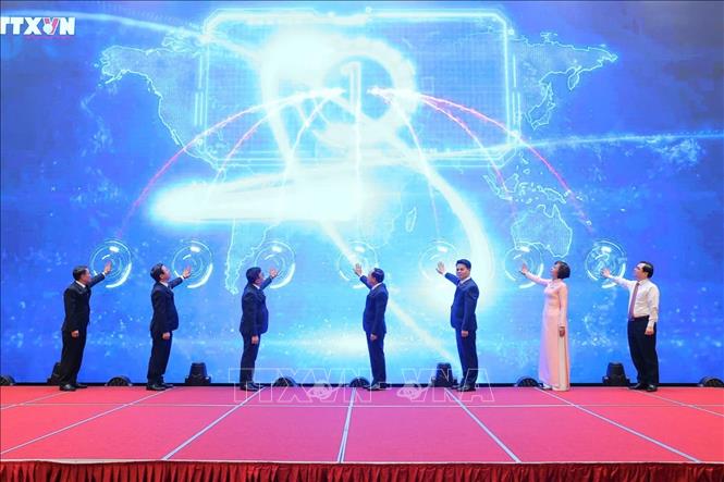 Các đại biểu thực hiện Nghi thức khai trương chuyên trang thông tin 