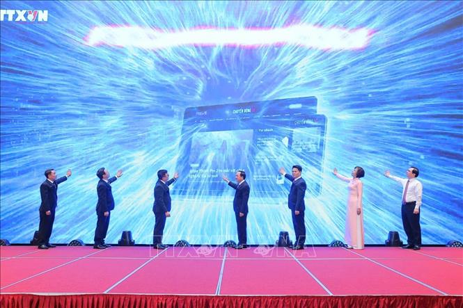 Các đại biểu thực hiện Nghi thức khai trương chuyên trang thông tin 