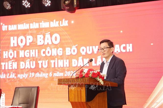 Phó Giám đốc Sở Tài chính Nguyễn Hoàng Phúc tỉnh Đắk Lắk thông tin về Hội nghị Công bố Quy hoạch và xúc tiến đầu tư tỉnh Đắk Lắk. Ảnh: Hoài Thu – TTXVN