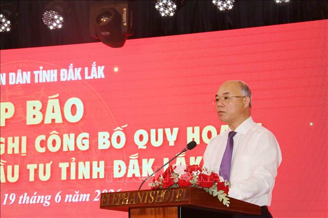 Phó Chủ tịch UBND tỉnh Đắk Lắk Trương Công Thái phát biểu tại buổi họp báo. Ảnh: Hoài Thu – TTXVN.