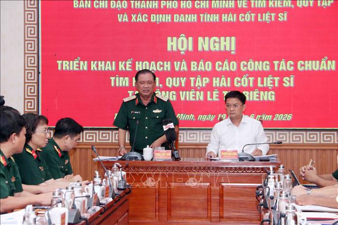 Thiếu tướng Trần Chí Tâm, Phó Chính ủy Quân khu 7 kiêm Trưởng Ban Chỉ đạo 515 Quân khu 7; ông Nguyễn Mạnh Cường, Phó Chủ tịch UBND Thành phố Hồ Chí Minh, Trưởng Ban Chỉ đạo 515 Thành phố Hồ Chí Minh chủ trì Hội nghị. Ảnh: Xuân Khu-TTXVN