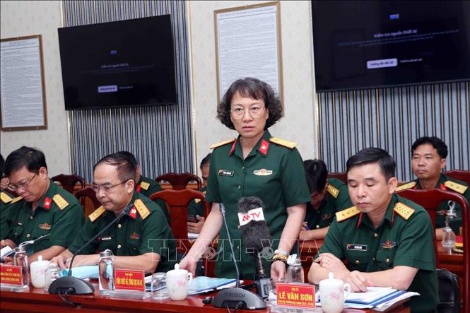 Thượng tá Phạm Thị Thanh Vân (đứng), Viện Thiết kế, Tổng cục Hậu cần- Kỹ thuật, Bộ Quốc phòng chia sẻ kết quả khảo sát thực địa bằng phương pháp radar xuyên lòng đất. Ảnh: Xuân Khu-TTXVN