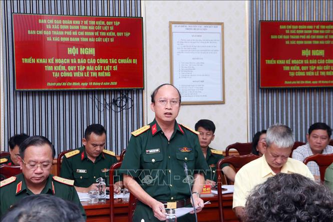 Đại tá Nguyễn Đình Chuẩn, Phó Chính ủy Bộ Tư lệnh Thành phố, Phó Trưởng ban Ban Chỉ đạo 515 Thành phố báo cáo kết quả khảo sát địa tầng thực địa. Ảnh: Xuân Khu-TTXVN