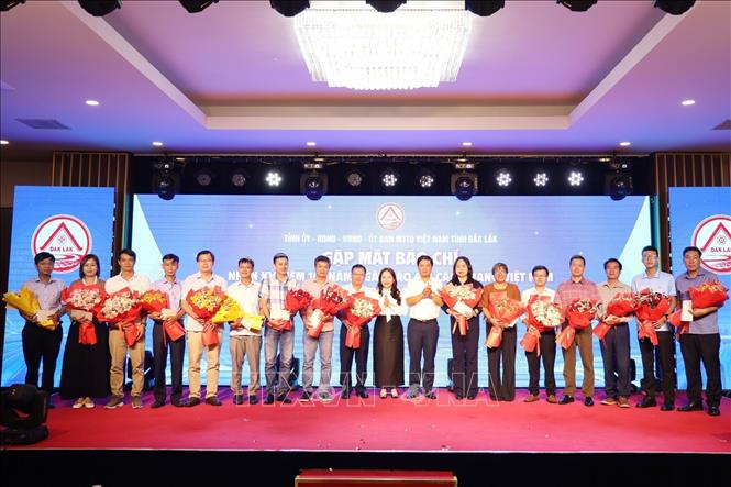 Lãnh đạo tỉnh Đắk Lắk tặng hoa chúc mừng các cơ quan báo chí nhân dịp Kỷ niệm 101 năm Ngày Báo chí Cách mạng Việt Nam. Ảnh: Hoài Thu – TTXVN.