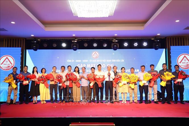 Lãnh đạo tỉnh Đắk Lắk tặng hoa chúc mừng các cơ quan báo chí nhân dịp Kỷ niệm 101 năm Ngày Báo chí Cách mạng Việt Nam. Ảnh: Hoài Thu – TTXVN