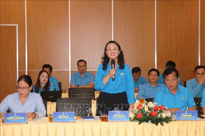Bà Lê Thị Sương Mai, Chủ tịch Liên đoàn Lao động Thành phố Cần Thơ phát biểu tại hội nghị. Ảnh: Thanh Vũ-TTXVN
