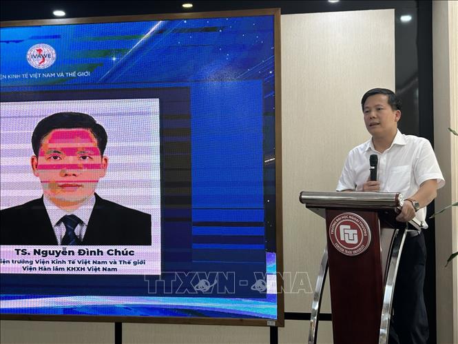 TS Nguyễn Đình Chúc, Viện trưởng Viện Kinh tế Việt Nam và Thế giới phát biểu khai mạc hội thảo. Diệu Thúy- TTXVN