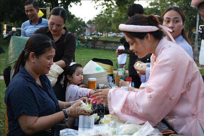 Trải nghiệm cùng hoa sen Huế. Ảnh: Mai Trang- TTXVN 