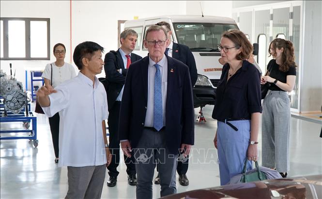 Phó Chủ tịch Quốc hội Cộng hòa Liên bang Đức Bodo Ramelow (đứng giữa) thăm khu học nghề sửa chữa ô tô của Trường nghề Don Bosco. Ảnh: Quốc Dũng - TTXVN