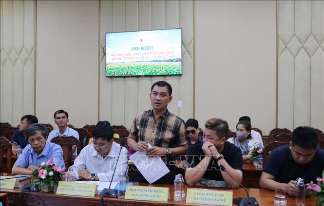 Ông Trương Thành Sơn, Phó Chủ tịch Hội ngành hàng sen Đồng Tháp, phát biểu. Ảnh: Hồng Thái - TTXVN