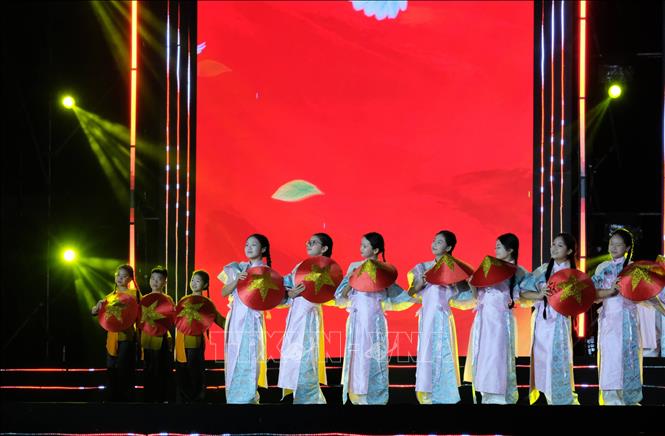 Các tiết mục biểu diễn văn nghệ đặc sắc, ca ngợi tình yêu quê hương đất nước, vẻ đẹp tuổi thơ trong đêm khai mạc Festival thiếu nhi. Ảnh: Nguyễn Dũng – TTXVN
