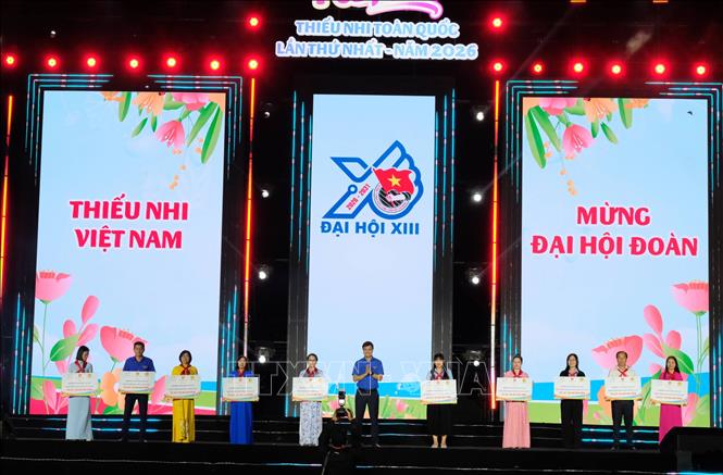 Lãnh đạo Trung ương Đoàn Thanh niên cộng sản Hồ Chí Minh trao tặng 10 không gian học tập số để xây dựng cho các trường học vùng biên giới tại 10 tỉnh, thành trong nước với tổng trị giá 1,8 tỷ đồng. Ảnh: Nguyễn Dũng – TTXVN
