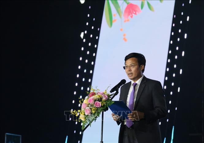 Ông Đinh Văn Tuấn, Phó Chủ tịch UBND tỉnh Lâm Đồng phát biểu chào mừng tại Lễ khai mạc tối 19/6. Ảnh: Nguyễn Dũng – TTXVN
