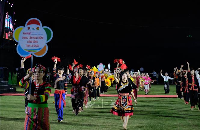  Đoàn thiếu nhi Lai Châu diễu hành Carnaval chào mừng trong đêm Khai mạc Festival thiếu nhi 2026. Ảnh: Nguyễn Dũng – TTXVN
