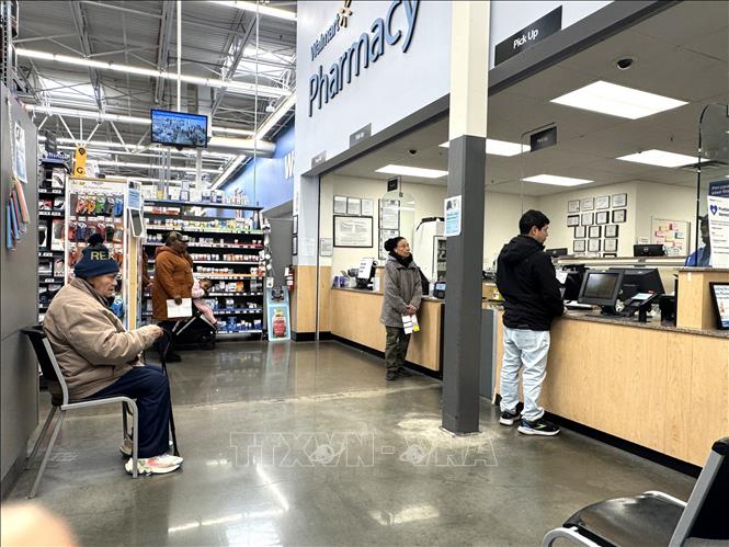 Bệnh nhân chờ lấy thuốc tại cửa hàng dược phẩm thuộc chuỗi siêu thị bán lẻ Walmart ở thủ đô Washington D.C.	Ảnh: Đoàn Hùng - P/v TTXVN tại Mỹ