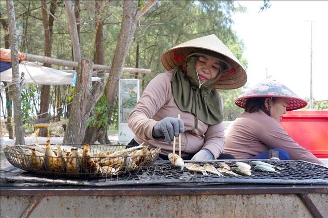 Những mẻ cá trích nướng vàng óng, thơm lừng là tâm huyết của những người phụ nữ vùng biển. Ảnh: Thanh Thuỷ-TTXVN                            