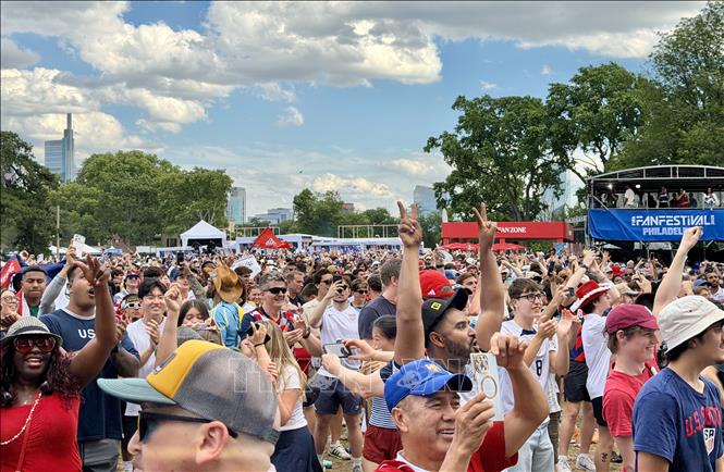 Cổ động viên Mỹ tại FIFA Fan Festival tại Lemon Hill (Philadelphia) ăn mừng chiến thắng 2-0 trước Australia. Ảnh: Ngọc Quang - PV TTXVN tại Mỹ