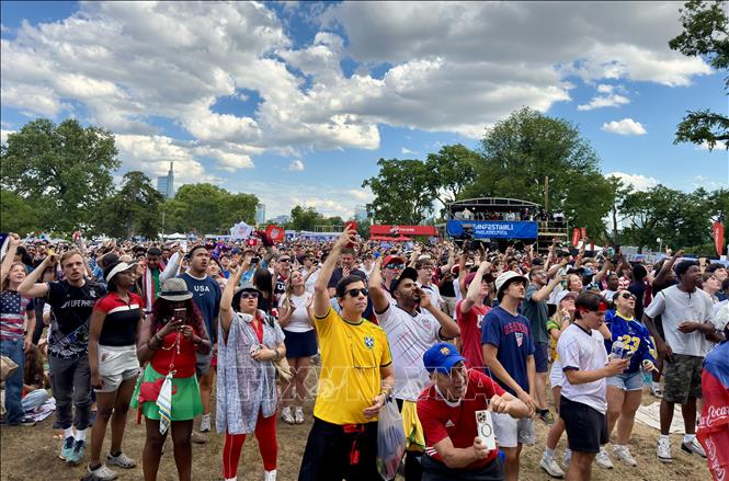 Cổ động viên Mỹ tại FIFA Fan Festival tại Lemon Hill (Philadelphia) ăn mừng chiến thắng 2-0 trước Australia. Ảnh: Ngọc Quang - PV TTXVN tại Mỹ