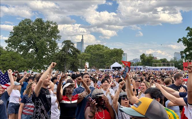 Cổ động viên Mỹ tại FIFA Fan Festival tại Lemon Hill (Philadelphia) ăn mừng chiến thắng 2-0 trước Australia. Ảnh: Ngọc Quang - PV TTXVN tại Mỹ