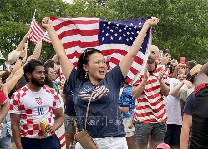 Cổ động viên Mỹ tại FIFA Fan Festival tại Lemon Hill (Philadelphia) ăn mừng chiến thắng 2-0 trước Australia. Ảnh: Ngọc Quang - PV TTXVN tại Mỹ