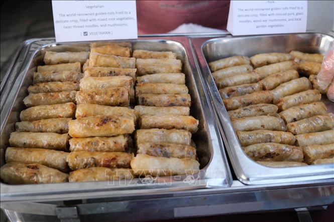 Món nem rán có đủ sự lựa chọn nhân chay, nhân mặn. Ảnh: Hồng Minh - p/v TTXVN tại Nam Phi