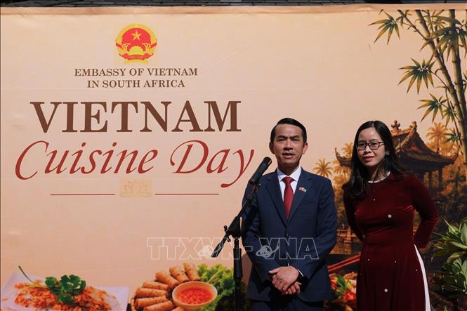 Đại sứ Việt Nam tại Nam Phi Hoàng Sỹ Cường phát biểu khai mạc sự kiện. Ảnh: Hồng Minh - p/v TTXVN tại Nam Phi