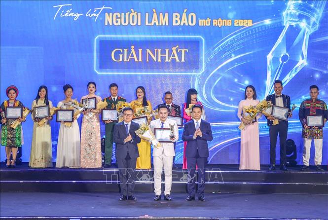 Ban tổ chức trao giải nhất cho thí sinh Doãn Thanh Tú - Báo và phát thanh, truyền hình Sơn La. Ảnh: Hoàng Ngọc – TTXVN 