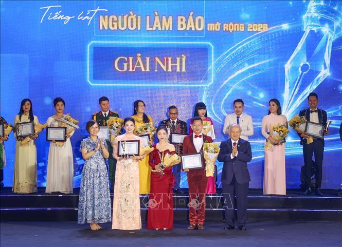 Ban tổ chức trao giải nhì cho các thí sinh Võ Thị Huyền Trang - Trung tâm Phát thanh - Truyền hình Quân đội; Trần Ngọc Thu Thảo, Nguyễn Tuấn Anh - Báo và phát thanh, truyền hình Hải Phòng. Ảnh: Hoàng Ngọc – TTXVN 