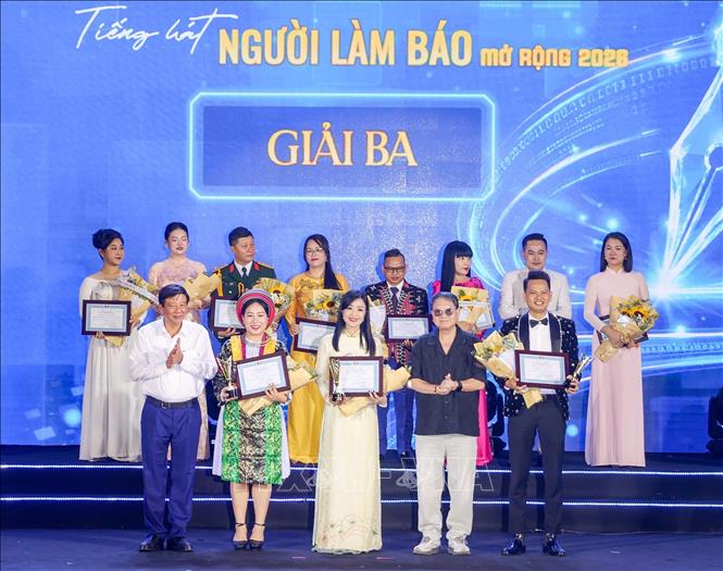 Ban tổ chức trao giải ba cho các thí sinh Phùng Thị Lan Hương - Báo và phát thanh, truyền hình Hà Nội; Tạ Hải Năm - Hội Nhà báo tỉnh Bắc Ninh; Giàng Thị Thanh - Báo và phát thanh, truyền hình Tuyên Quang. Ảnh: Hoàng Ngọc - TTXVN 