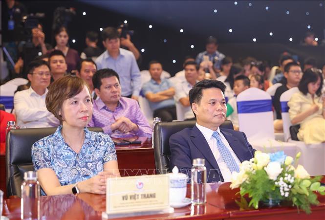 Đồng chí Lê Ngọc Châu, Bí thư Thành ủy Hải Phòng và Tổng Giám đốc TTXVN Vũ Việt Trang tại Lễ trao giải. Ảnh: Hoàng Ngọc - TTXVN 