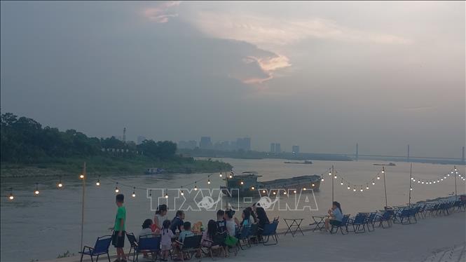 Hoàng hôn tại ngã ba sông Hồng - sông Đuống (Hà Nội). Ảnh: Tuyết Mai - TTXVN