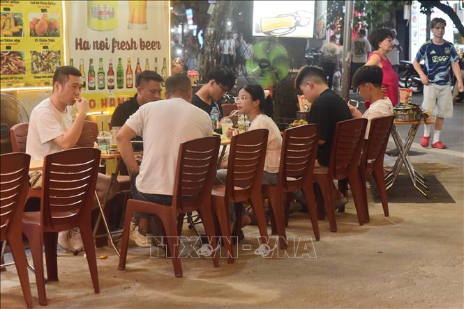 Khách du lịch thưởng thức bữa tối trên phố Tạ Hiện, Hà Nội. Ảnh: Thanh Xuân - TTXVN phát