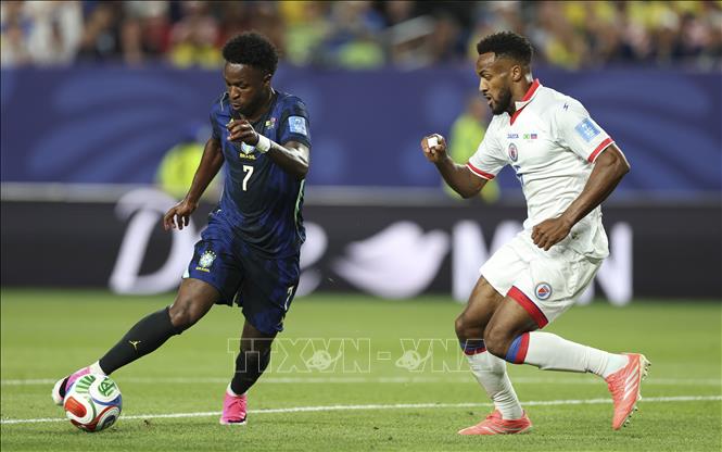Tiền đạo Vinicius Jr của Brazil kiểm soát bóng trước cầu thủ Haiti. Ảnh: THX/TTXVN