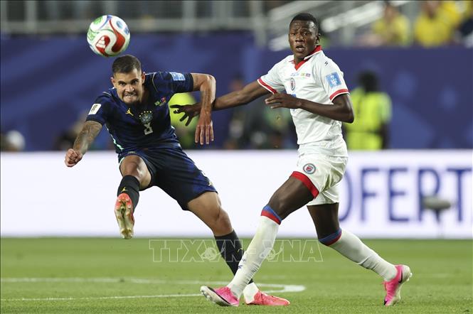 Tiền vệ Bruno Guimaraes (trái) của Brazil tranh bóng với cầu thủ Haiti. Ảnh: THX/TTXVN