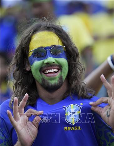Cổ động viên Brazil cổ vũ cho đội nhà. Ảnh: THX/TTXVN