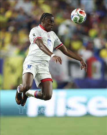 Pha đánh đầu của cầu thủ Haiti Jean-Ricner Bellegarde. Ảnh: THX/TTXVN
